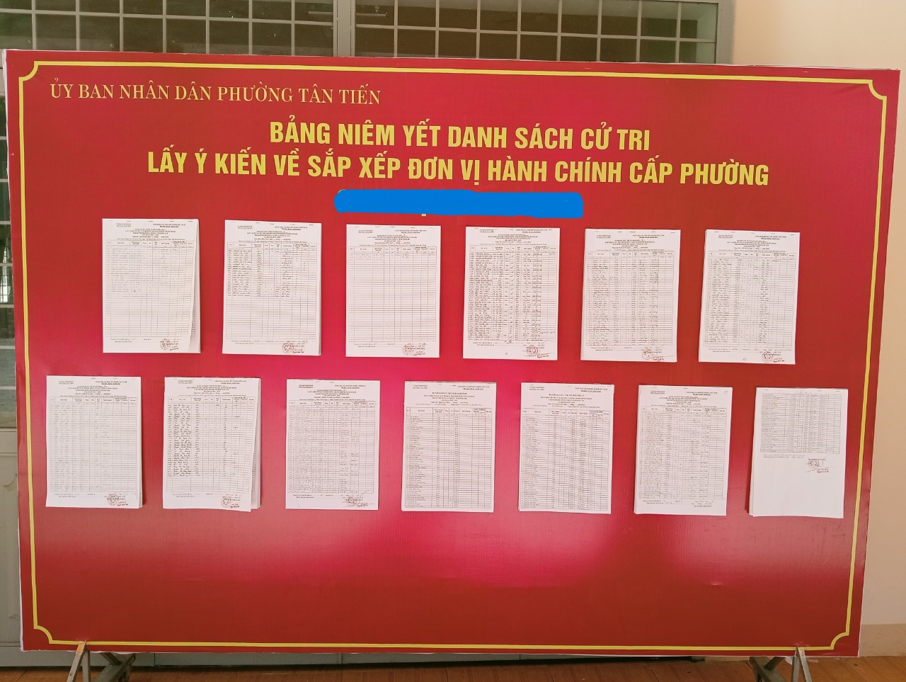 UBND phường Tân Tiến niêm yết danh sách cử tri để lấy ý kiến về sắp xếp đơn vị hành chính cấp xã